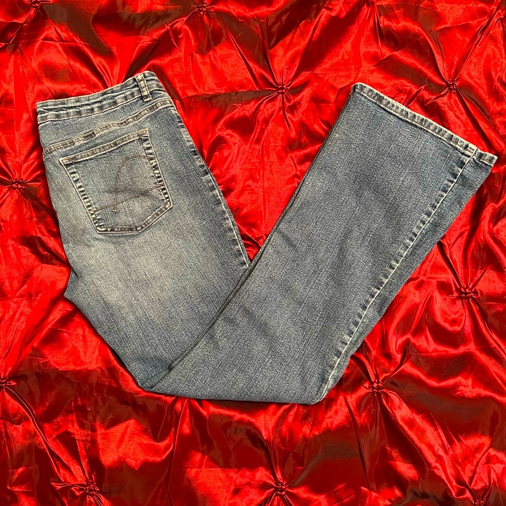 Best fit super stretch Guess bells in medium blue distressed denim, 31